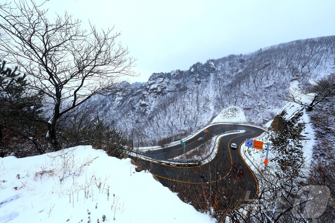 13일 기상청이 영서북부를 중심으로 대설주의보를 발효한 가운데 강원 인제군 한계령 일원에 많은 눈이 내려 쌓였다.(인제군 제공. 재판매 및 DB금지) ⓒ News1 이종재 기자