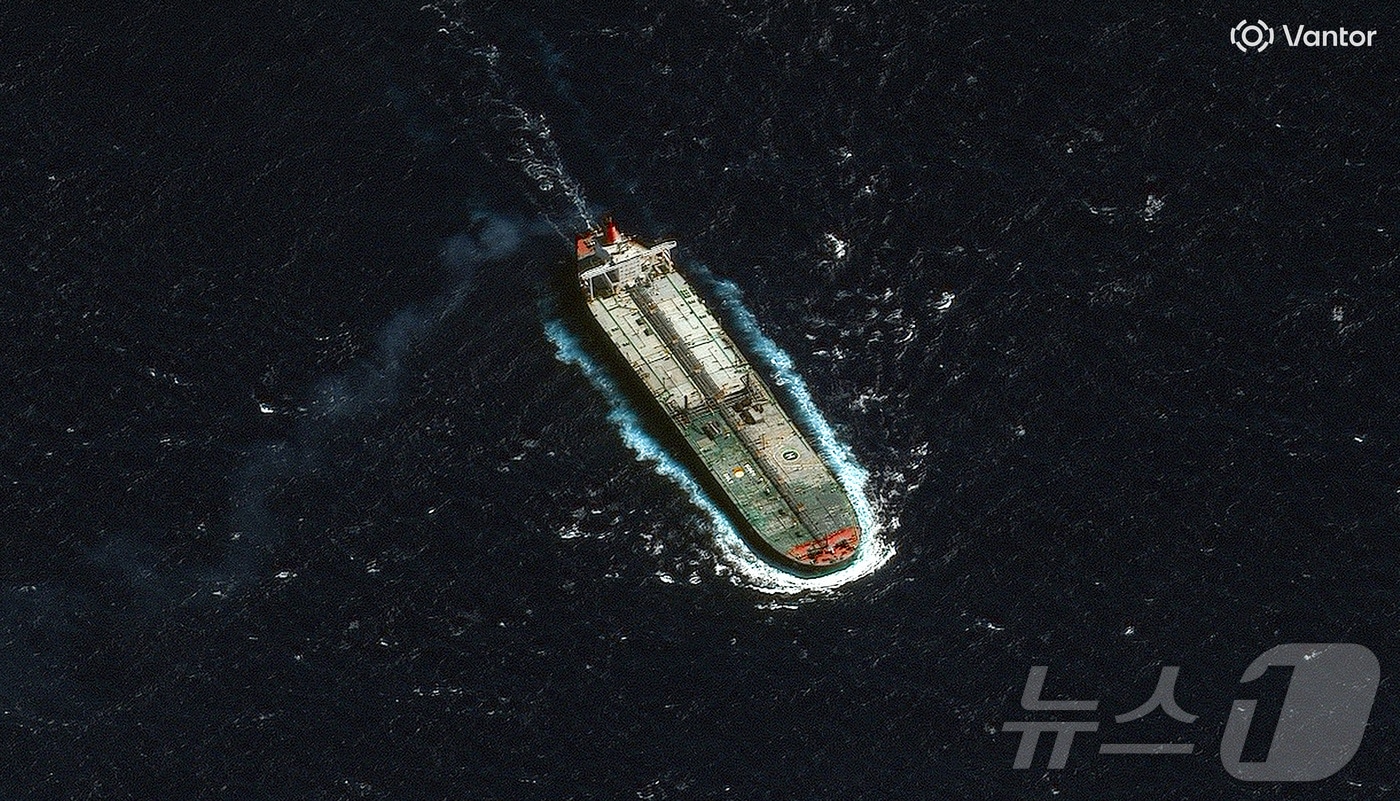12일(현지시간) 카리브해 과들루프 북부에서 포착된 유조선 '스키퍼'의 위성사진. 미군은 지난 10일 베네수엘라 연안에서 제재 대상이었던 스키퍼를 나포했다. 사진은 미국 우주 기업 반토르 제공. 2025.12.12 ⓒ 로이터=뉴스1