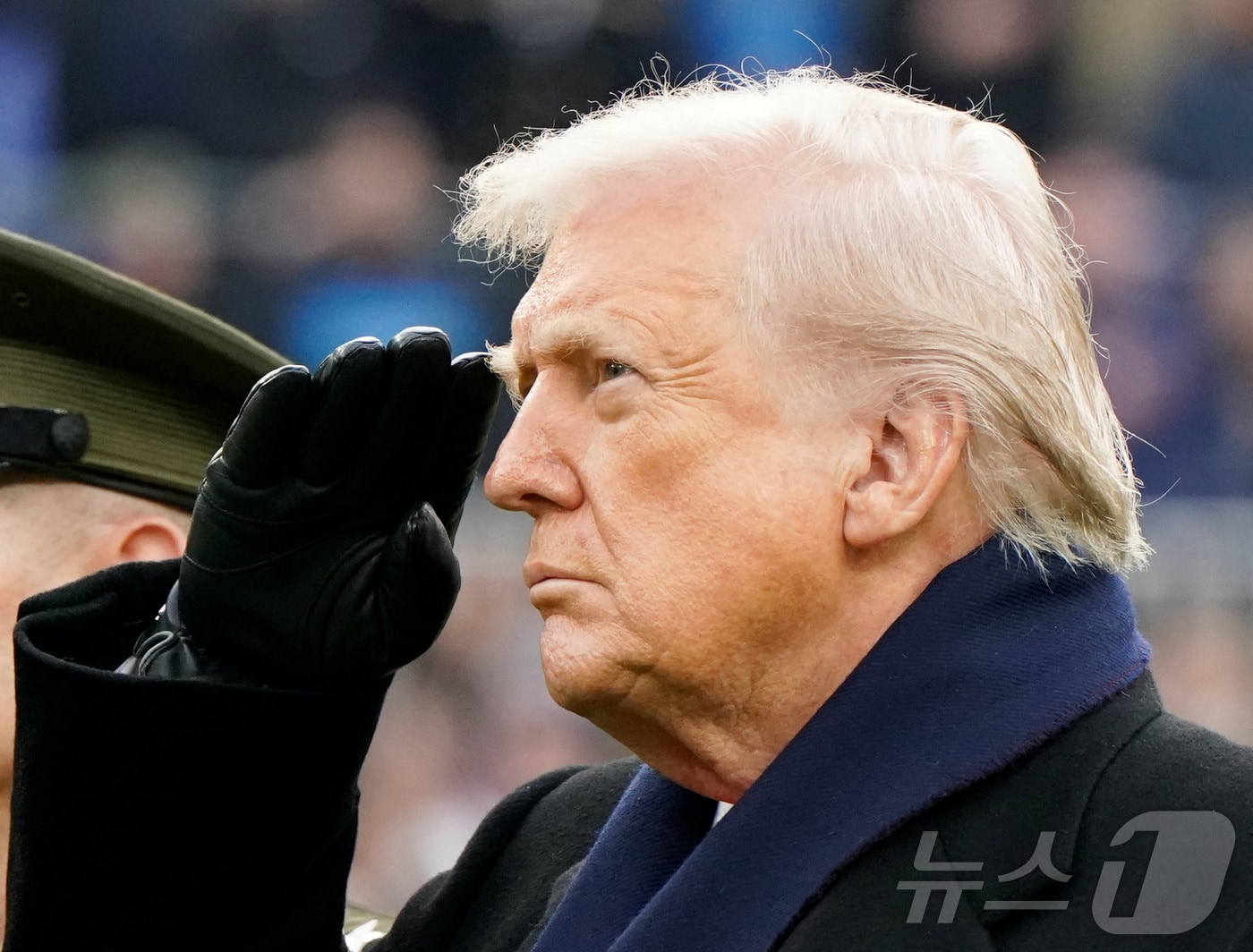 도널드 트럼프 미국 대통령이 13일(현지시간) 메릴랜드주 볼티모어 M&T 뱅크 스타디움에서 열린 육군 대 해군 풋볼 경기에 앞서 미국 국가가 연주되는 동안 거수경례를 하고 있다. 2025.12.13. ⓒ 로이터=뉴스1 ⓒ News1 류정민 특파원