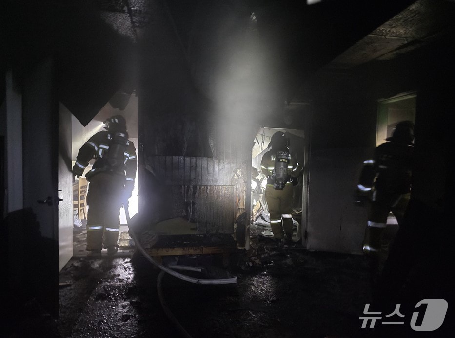 13일 오후 8시 16분쯤 경북 영주시 풍기읍 한 단독주택에서 불이 나 소방 당국이 진화하고 있다.(경북소방본부 제공. 재판매 및 DB 금지)2025.12.14/뉴스1