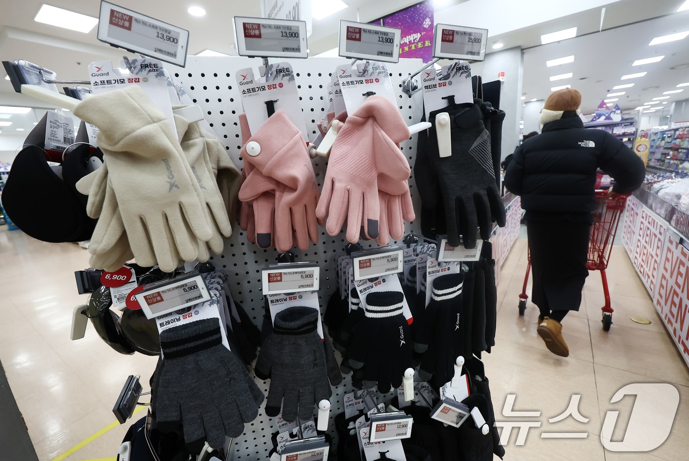 영하권 추위가 이어지는 14일 오전 서울 시내의 대형마트에서 시민이 한파 대비 방한용품 등을 둘러보고 있다. 2025.12.14/뉴스1 ⓒ News1 김민지 기자