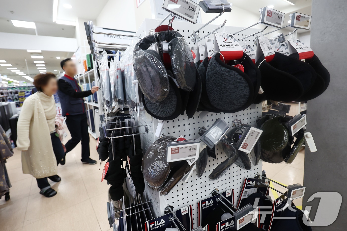 영하권 추위가 이어지는 14일 대형마트에서 시민이 한파 대비 방한용품 등을 둘러보고 있다. 2025.12.14/뉴스1 ⓒ News1 김민지 기자