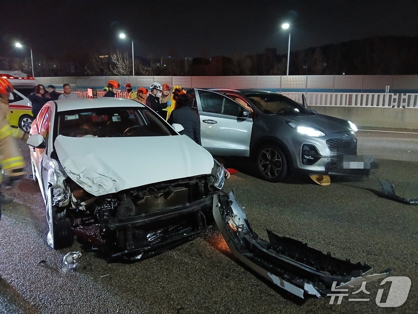 14일 인천경찰청 고속도로순찰대 등에 따르면 이날 오전 4시 48분쯤 인천시 중구 인천공항고속도로 인천공항 방향 2㎞ 지점 3차로에서 택시가 앞서가던 스포티지 차량을 들이받았다.(인천소방본부 제공. 재배포 및 DB금지)2025.12.14/뉴스1