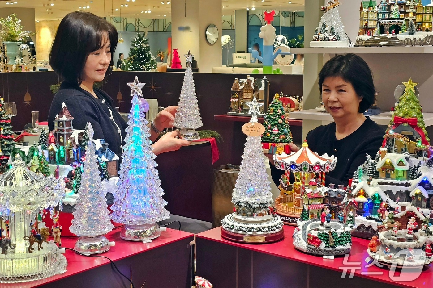 신세계백화점 센텀시티 관계자들이 크리스마스 소품을 소개하고 있다.(신세계센텀시티 제공 .재판매 및 DB 금지)