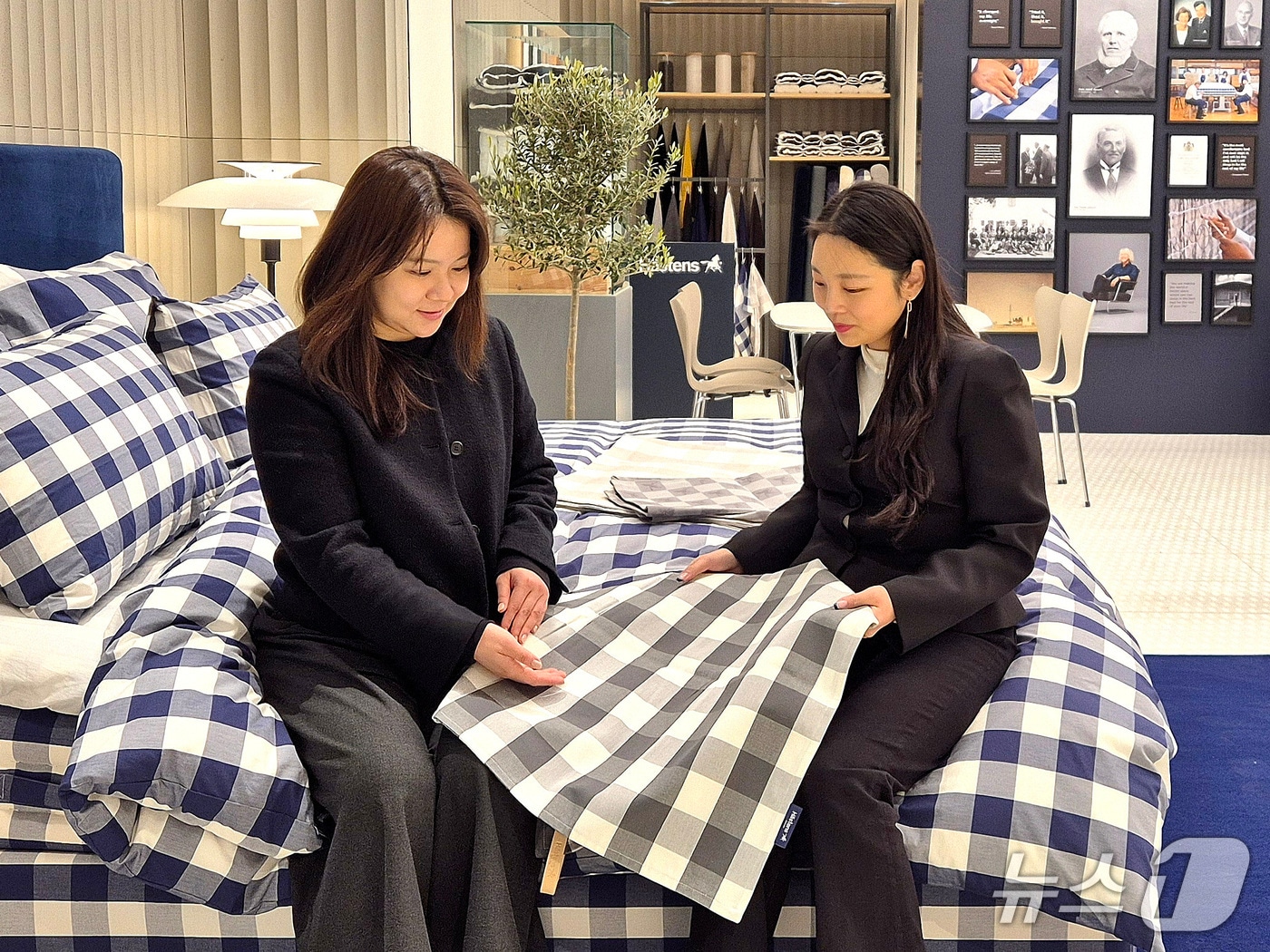 롯데백화점 부산본점을 방문한 고객들이 해스텐스 상품을 살펴보고 있다.(롯데백화점 부산본점 제공. 재판매 및 DB 금지)