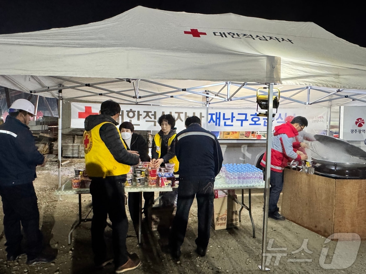 대한적십자사 광주전남지사는 광주대표도서관 붕괴사고 현장에서 긴급구호 활동을 하고 있는 모습. (광주전남지사 제공. 재판매 및 DB 금지)