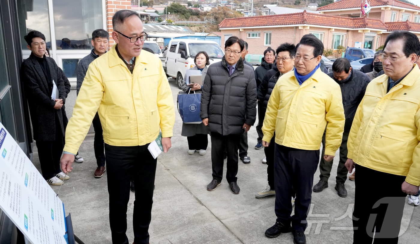 김영록 전라남도지사가 14일 완도군 약산면 득암리에서 완도 미역 양식장 피해 현황 및 건의사항을 청취하고 있다. (전남도 제공. 재판매 및 DB금지) 2025.12.14/뉴스1