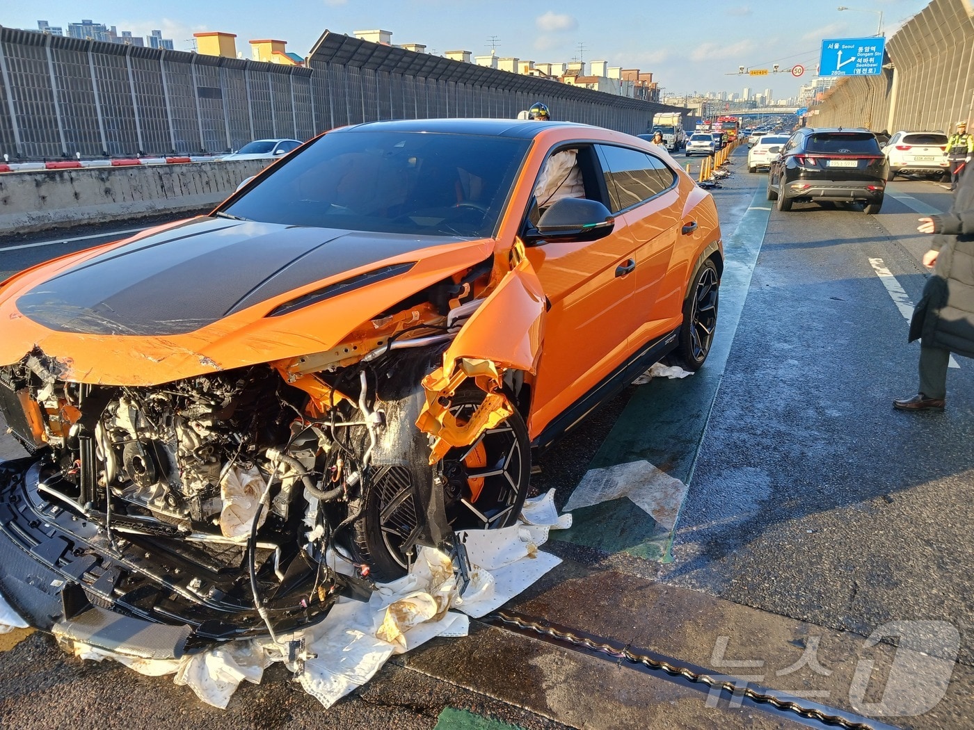 14일 오후 2시 32분쯤 인천시 미추홀구 도화동 인천대로 도화IC 인근에서 람보르기니 차량이 반대편 포르쉐와 포드 등 차량 3대를 들이 받았다.(인천소방본부 제공. 재배포 및 DB금지)2025.12.14/뉴스1 ⓒ News1 박소영 기자