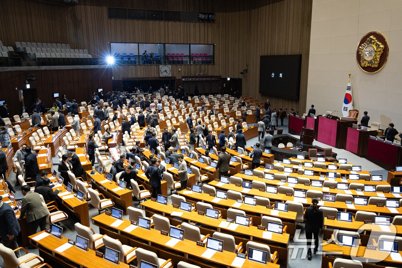 14일 서울 여의도 국회에서 열린 제430회 국회(정기회) 제1차 본회의에서 경찰관 직무집행법 일부개정법률안이 재석 174인 중 찬성 174인으로 가결된 후 산회가 선포되자 의원들이 본회의장을 나서고 있다. 2025.12.14/뉴스1 ⓒ News1 유승관 기자