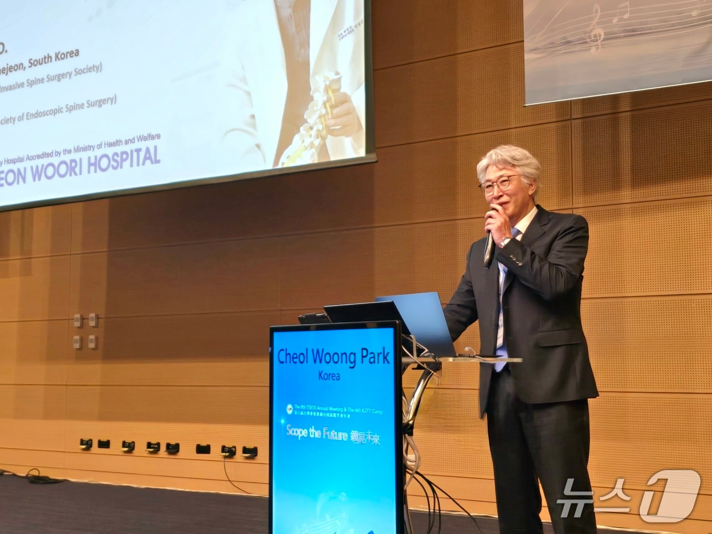 박철웅 대전우리병원 원장이 대만 가오슝 그랜드하이라이호텔에서 열린 '2025 대만내시경척추학술대회 연례회의'에 참석해 강연을 하고 있다. (대전우리병원 제공, 재판매 및 DB금지) / 뉴스1