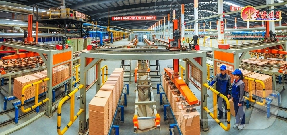 (평양 노동신문=뉴스1) = 북한 노동당 기관지 노동신문은 15일 "인민경제 여러 부문과 단위의 노동계급이 비상한 각오와 혁명적 열정을 안고 영광의 당 대회로 향한 진군 보폭을 크게 내짚고 있다"라고 보도했다. 사진은 천리마타일공장. [국내에서만 사용가능. 재배포 금지. DB 금지. For Use Only in the Republic of Korea. Redistribution Prohibited] rodongphoto@news1.kr