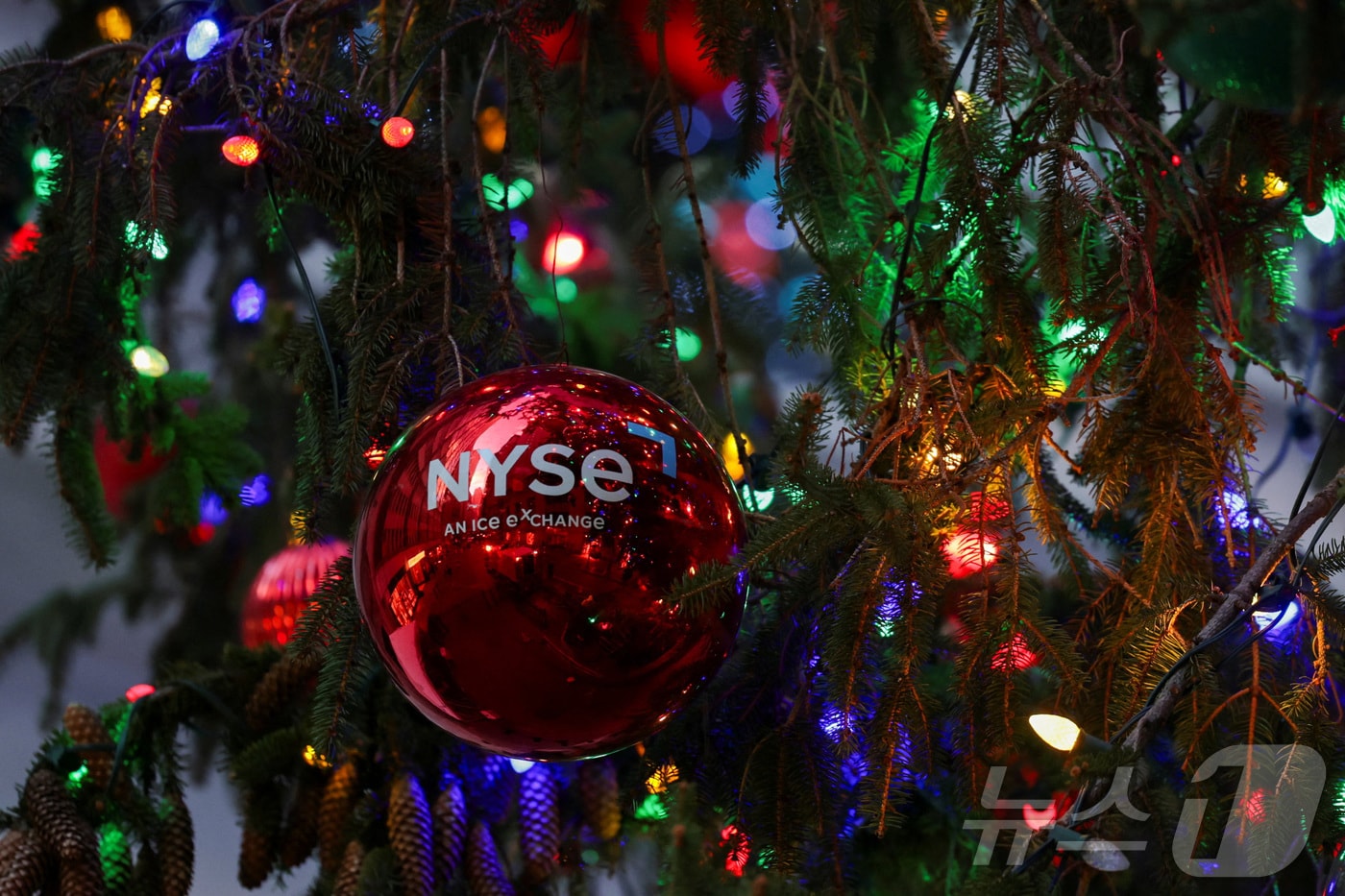 크리스마스 트리로 장식된 NYSE. ⓒ 로이터=뉴스1