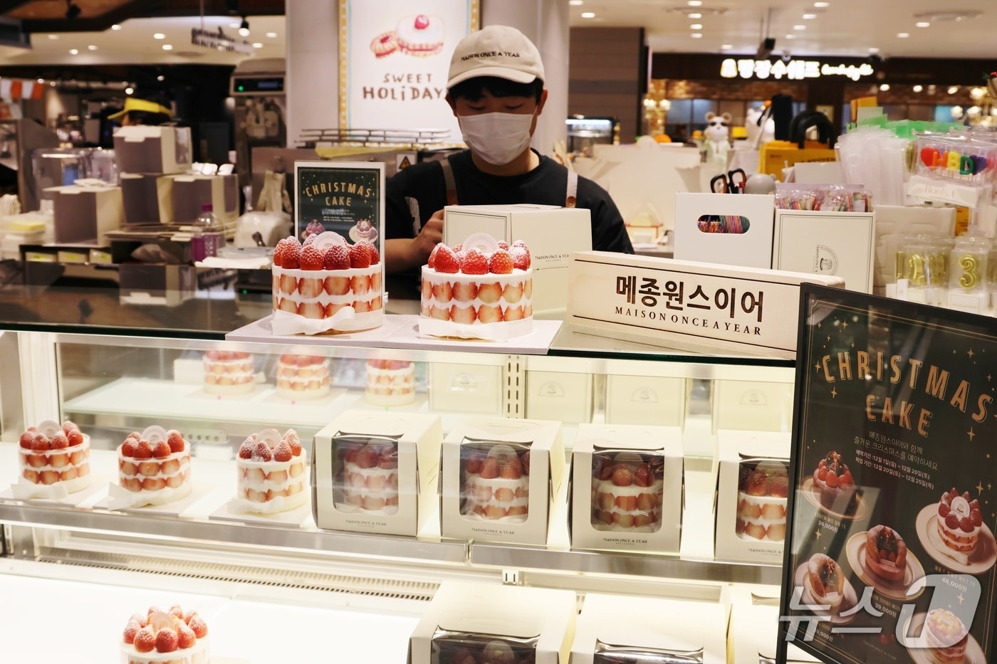 대구지역 롯데백화점이 크리스마스와 연말을 맞아 체험형 강좌를 선보인다. 사진은 대구점 지하 2층 디저트 편집숍에 입점한 '메종원스이어' 매장.(롯데백화점 제공, 재판매 및 DB 금지)