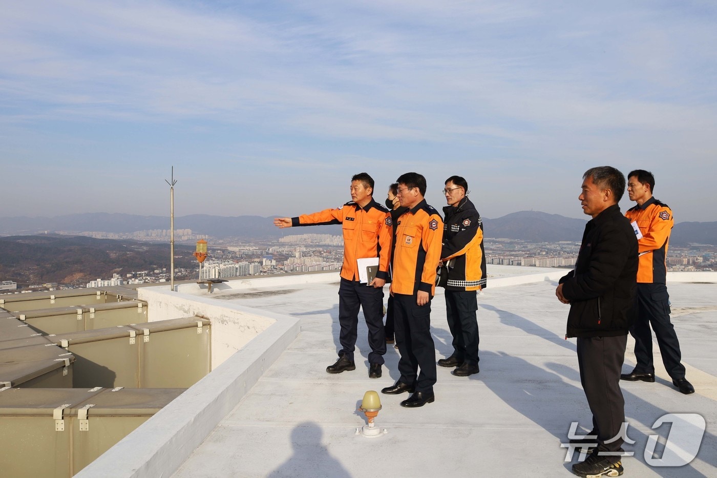 지난 10일 울산소방본부 관계자들이 중구 태화강엑소디움에서 초고층건축물 안전관리 실태확인 및 현장 행점지도를 실시하고 있다. (울산소방본부 제공. 재판매 및 DB 금지) /뉴스1