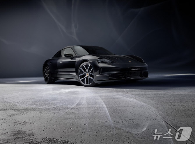포르쉐의 타이칸 블랙 에디션.(포르쉐 제공)
