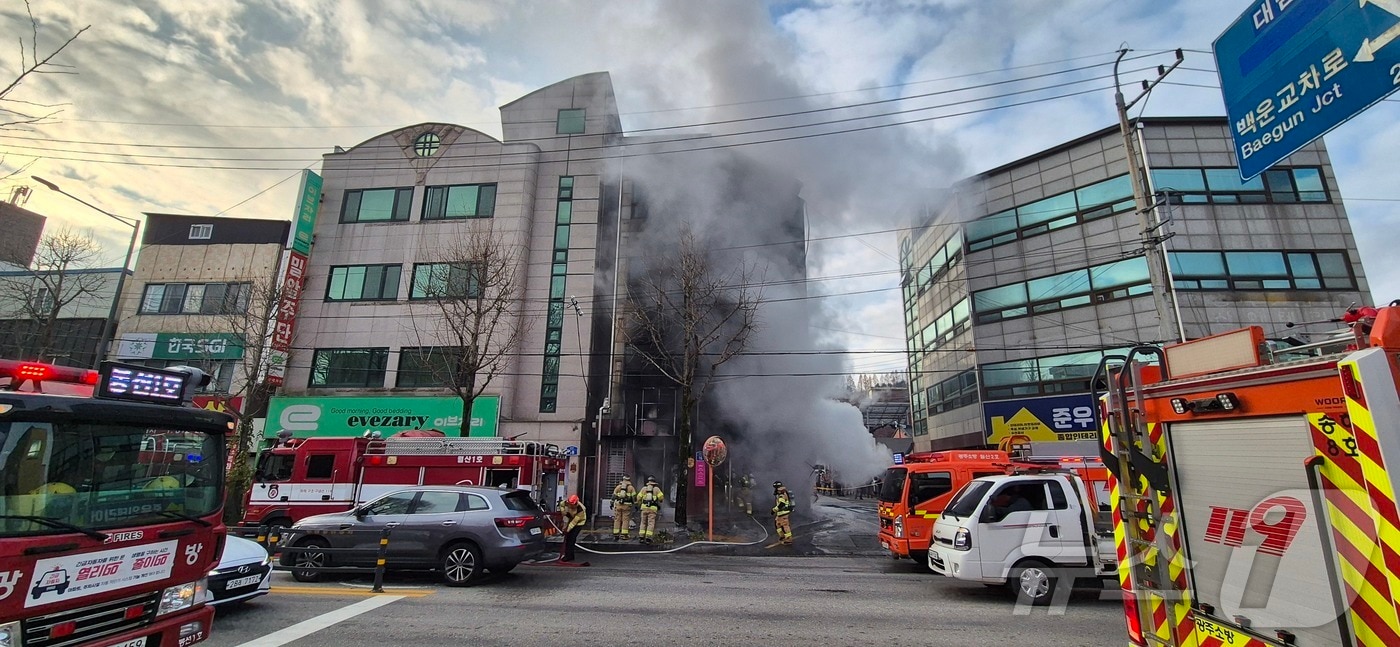 15일 오전 8시 49분쯤 광주 남구 월산동의 한 상가에서 불이 나 소방당국이 화재를 진화하고 있다.(광주 남구 제공. 재판매 및 DB 금지)