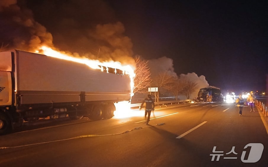 15일 오전 6시7분쯤 경북 칠곡군 북삼읍 오평리의 국도에서 달리던 25통 탱크로리 차량이 앞서가던 6.5톤 윙바디 화물차를 들이받아 불이나자 소방당국이 진화하고 있다.(경북소방본부 제공. 재판매 및 DB 금지)2025.12.15/뉴스1