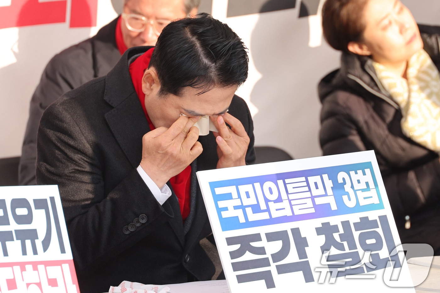 장동혁 국민의힘 대표가 지난 15일 서울 여의도 국회 본관 앞에 마련된 천막 농성장에서 열린 최고위원회의에서 생각에 잠겨 있다. 2025.12.15/뉴스1 ⓒ News1 신웅수 기자