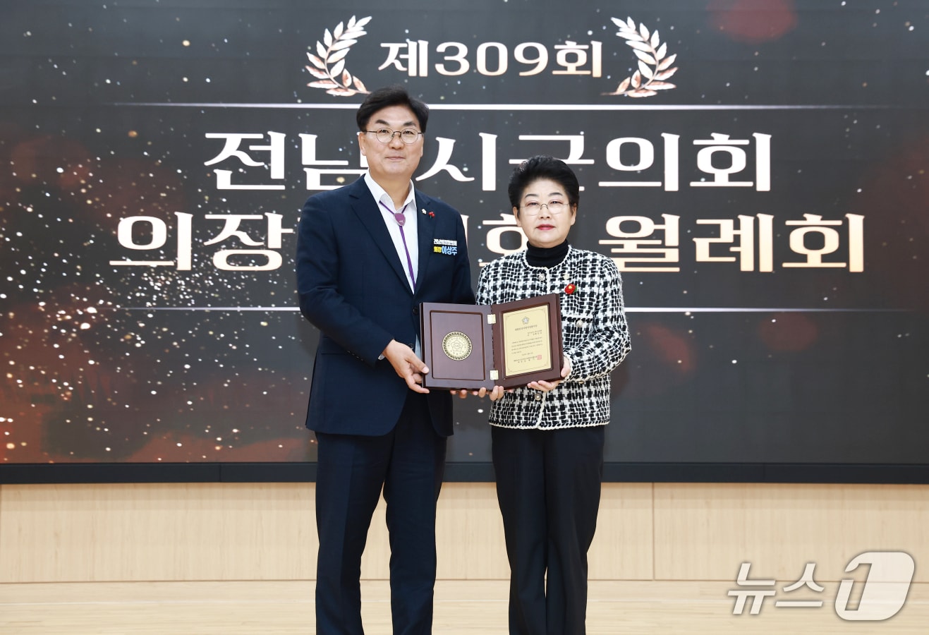 백인숙 여수시의장이 지난 12일 대한민국지방의정봉사상을 받고 기념사진을 촬영하고 있다.(백인숙 의장 제공. 재판매 및 DB금지)