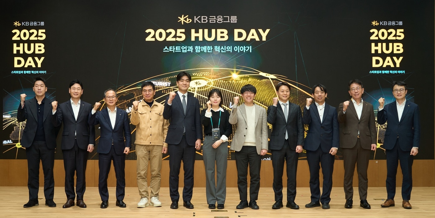 지난 12일 여의도 KB국민은행 신관에서 진행된 '2025 HUB Day'에서 양종희 KB금융그룹 회장(왼쪽에서 세번째), 이창권 디지털·IT부문장(왼쪽에서 두번째), 이재근 글로벌사업부문장(왼쪽에서 열번째), 윤법렬 KB인베스트먼트 대표(왼쪽에서 열한번째)와 'KB스타터스' 참여 스타트업 관계자들이 기념 촬영을 하고 있다.(KB금융 제공)