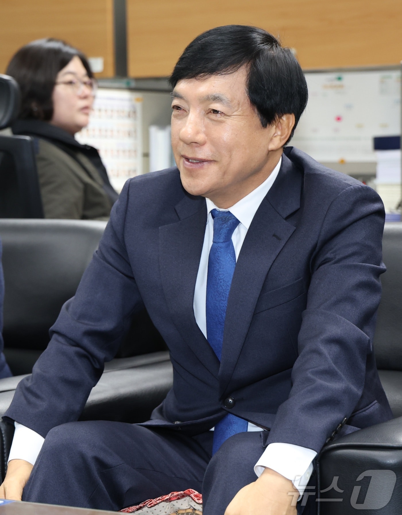 더불어민주당 최고위원 보궐선거에 출마한 이성윤 국회의원(전북 전주을)이 15일 전북 전주시 전북특별자치도의회 기자실을 찾아 간담회를 열고 질의에 답변을 하고 있다. 2025.12.15/뉴스1 ⓒ News1 유경석 기자