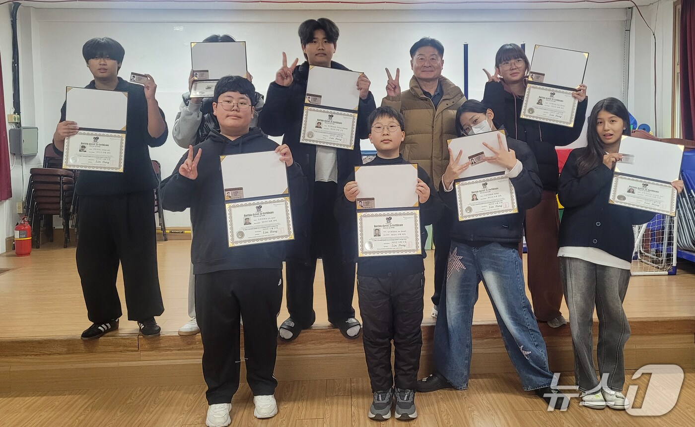 경북 영덕군 축산중학교 전교생 8명이 모두 바리스타 2급 자격증을 땄다. 자격증을 받은 학생들이 기뻐하고 있다.(축산중 제공, 재판매 및 DB금지) 2025.12.15/뉴스1