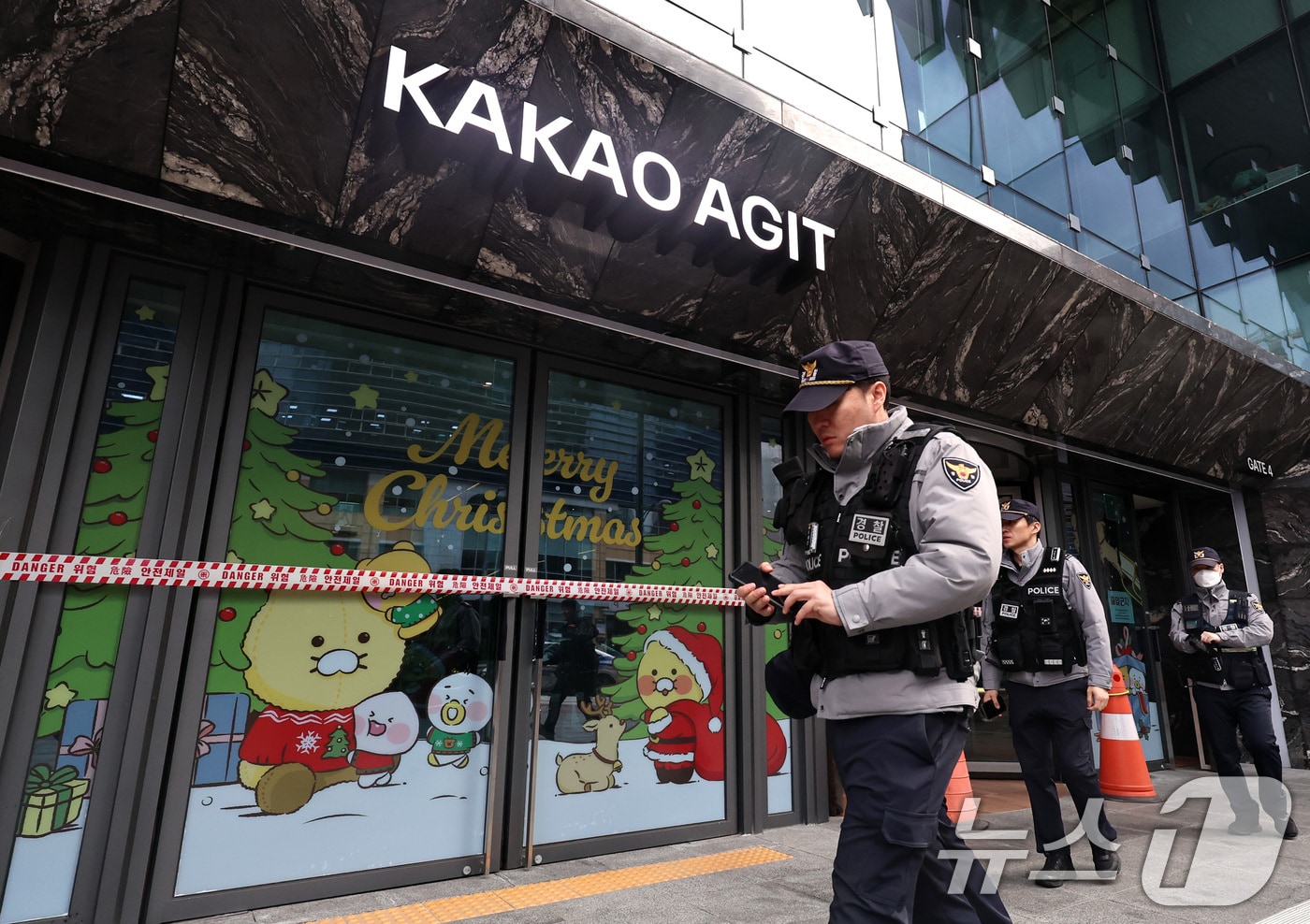 지난 15일 오후 경기 성남시 분당구 카카오 판교 아지트에서 경찰 관계자들이 건물을 통제하고 있다. 2025.12.15/뉴스1 ⓒ News1 구윤성 기자