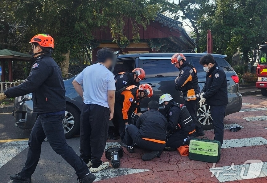 15일 오후 제주시 이도1동에서 발생한 교통사고 현장.(제주도소방안전본부 제공. 재판매 및 DB 금지)