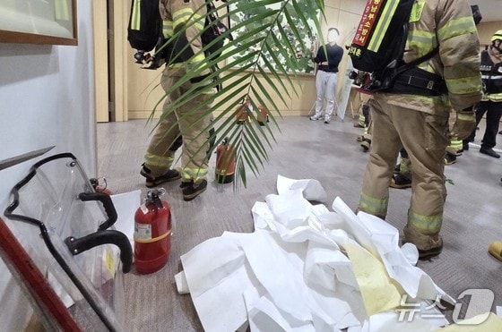 고용노동부 6층 장관실 입구에 뿌려진 인화물질을 닦은 휴지가 쌓여 있는 모습. (세종소방본부 제공. 재판매 및 DB금지)/뉴스1