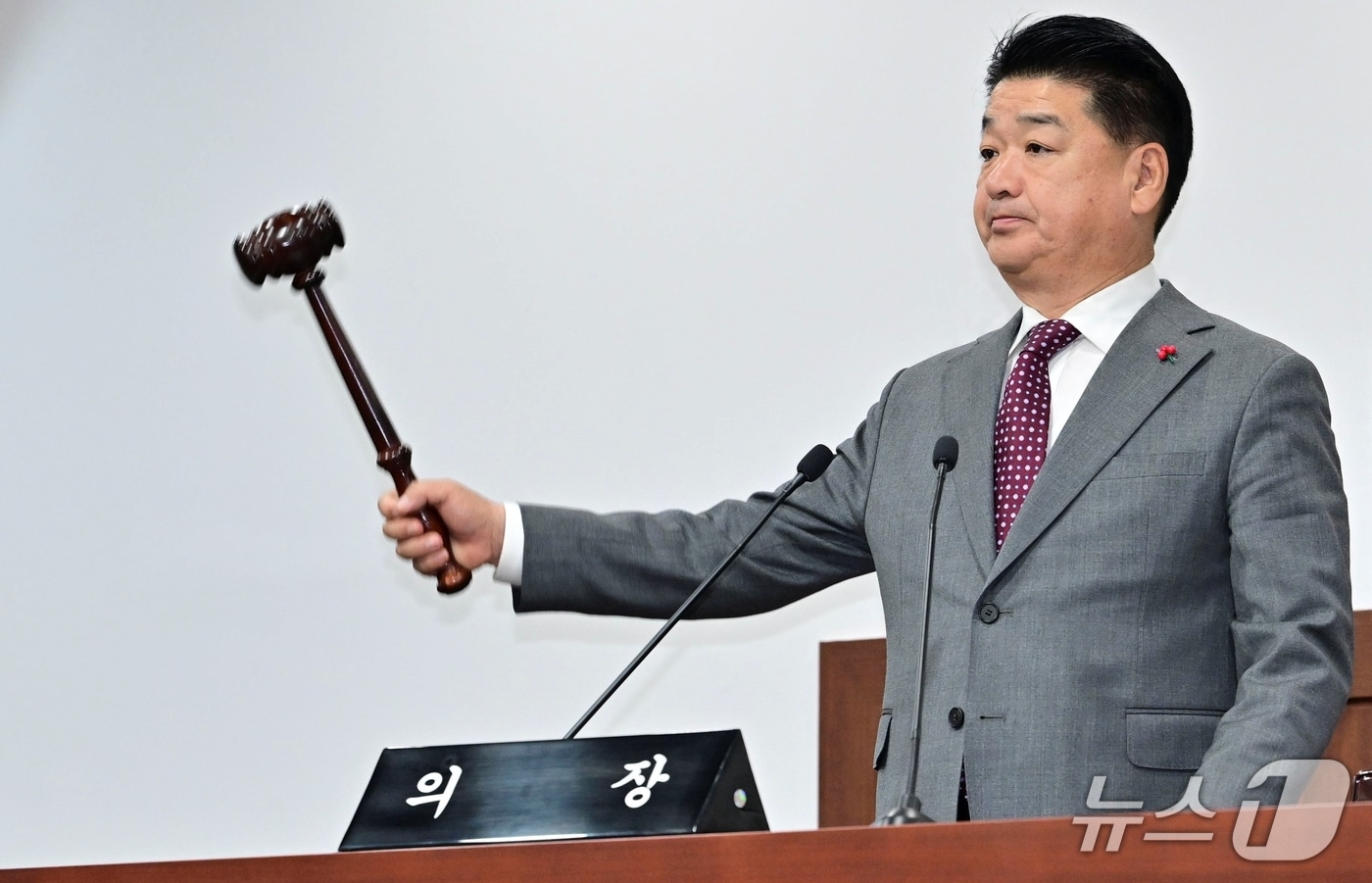 나영민 김천시의장이 15일 열린 정례회 본회의를 진행하고 있다. (김천시의회 제공. 재판매 및 DB금지)/뉴스1