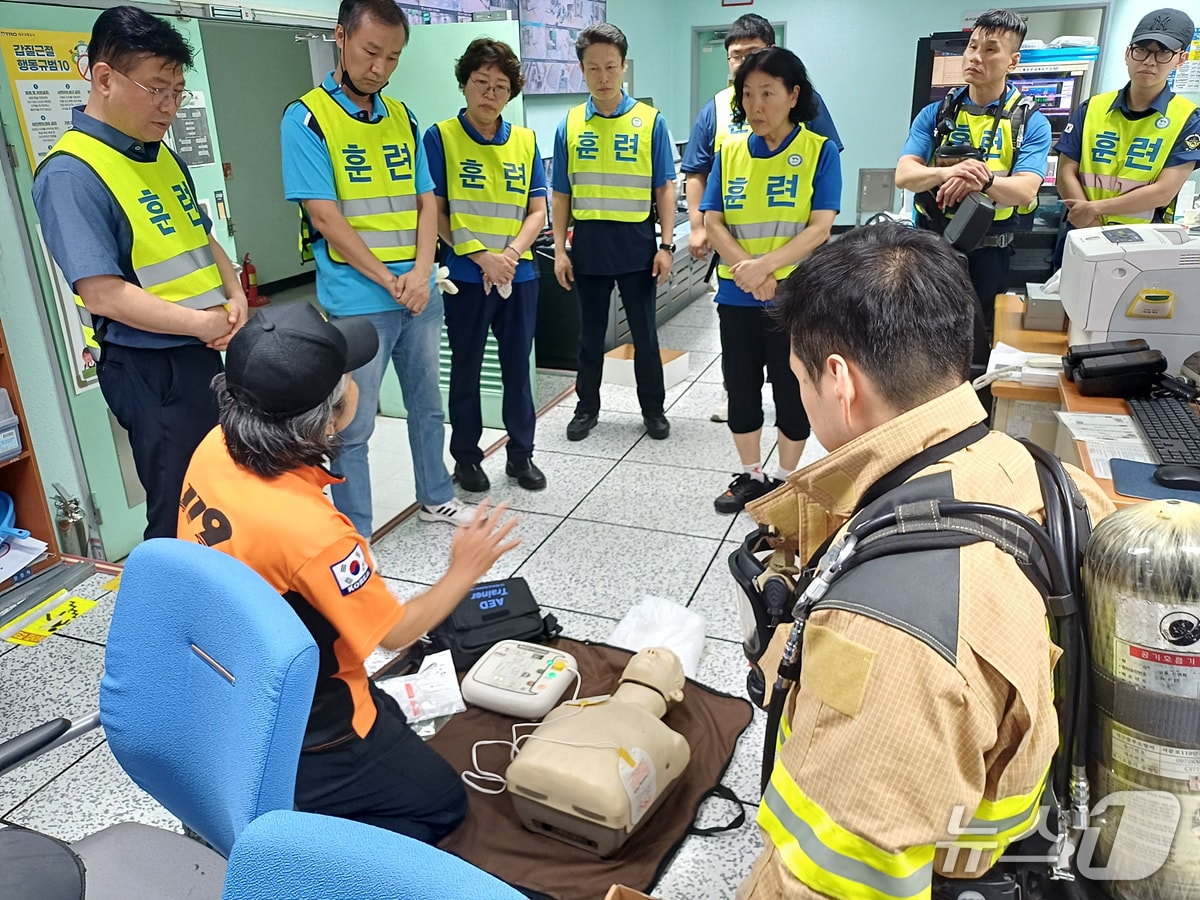 대구교통공사는 16일 도시철도 승객의 안전을 강화하기 위해 올해 총 593명을 대상으로 CPR(CardioPulmonary Resuscitation, 심폐소생술) 교육을 실시했다고 밝혔다. 사진은 교육 모습. (대구교통공사 제공. 재판매 및 DB 금지)/뉴스1