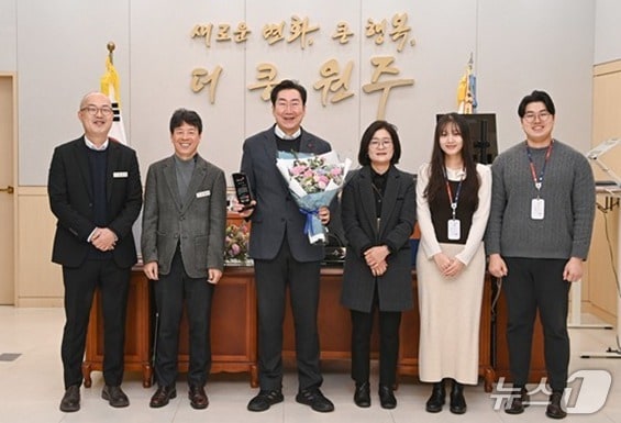 강원 원주시가 최근 서울 이룸컨벤션에서 열린 '2025년 건강보험 사회공헌 하늘반창고 시상식'에서 사회공헌 협조 우수기관으로 선정된 가운데, 시 관계자들이 원강수 원주시장 집무실에서 이를 기념하는 사진을 촬영하고 다(원주시 제공. 재판매 및 DB금지) 2025.12.15/뉴스1