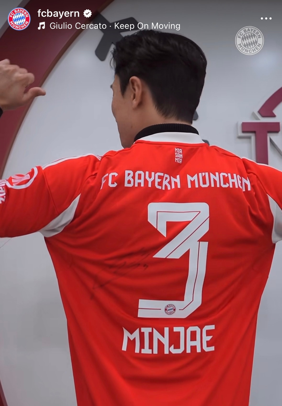 뮌헨 김민재의 유니폼을 입은 LG 트윈스 신민재.(뮌헨 SNS 캡처)