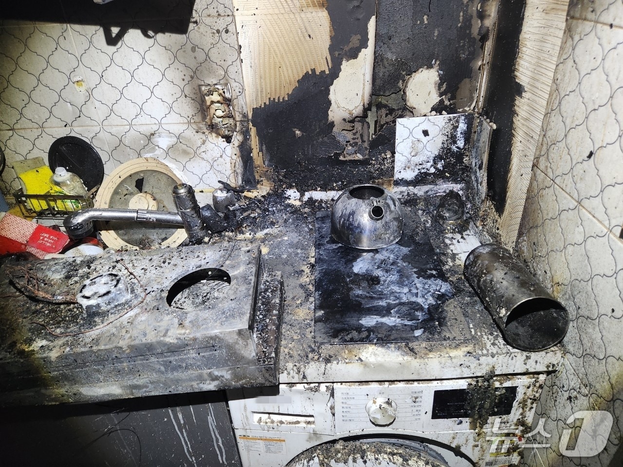 16일 밤 0시33분께 대전 동구 용전동의 한 다가구주택 3층에서 불이 나 21분 만에 꺼졌다.(대전소방본부 제공) /뉴스1