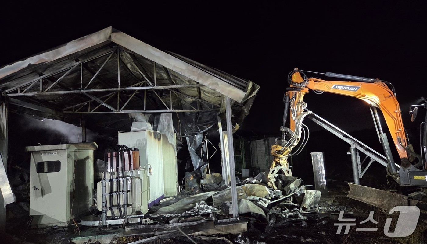 15일 오후 4시20분쯤 경북 경주시 안강읍 한 ESS(에너지저장시스템) 시설에서 원인 모를 불이나 소방 당국이 진화하고 있다.(경북소방본부 제공. 재판매 및 DB 금지)2025.12.16/뉴스1