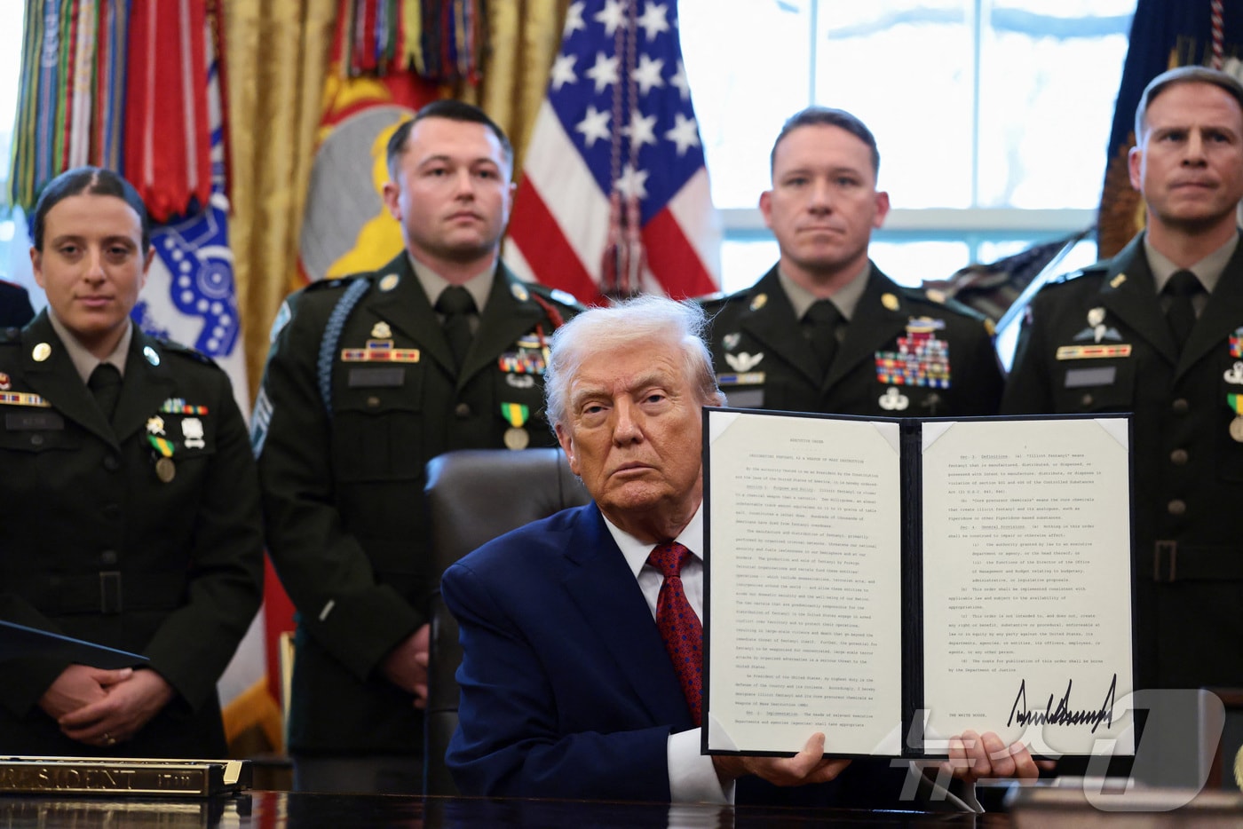 도널드 트럼프 미국 대통령이 15일(현지시간) 워싱턴DC 백악관에서 마약류 펜타닐을 대량살상무기(WMD)로 지정하는 행정명령에 서명하고 문서를 들어 보이고 있다. 2025.12.15. ⓒ 로이터=뉴스1 ⓒ News1 류정민 특파원