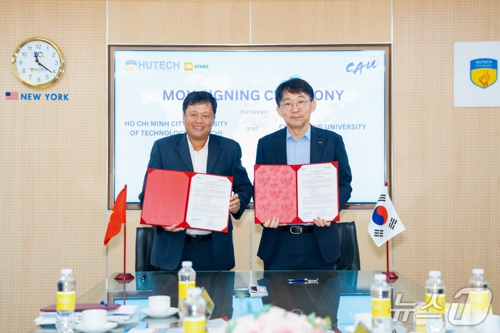 박상규 중앙 총장(오른쪽)과 키엔 쑤안 훙(Kien Xuan Hung) 이사장이 기념촬영을 하고 있다.(중앙대 제공)