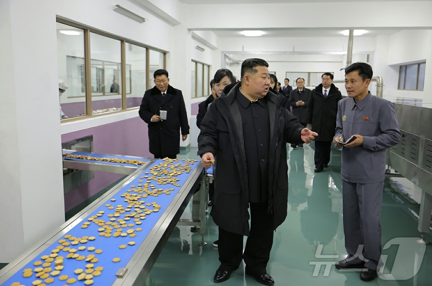 (평양 노동신문=뉴스1) = 북한 노동당 기관지 노동신문은 지난 15일 김정은 당 총비서가 강동군 지방공업공장 및 종합봉사소 준공식에 참석했다고 16일 보도했다. [국내에서만 사용가능. 재배포 금지. DB 금지. For Use Only in the Republic of Korea. Redistribution Prohibited] rodongphoto@news1.kr