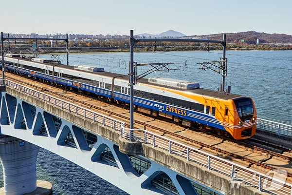 주행 중인 공항철도 급행열차 (공항철도 제공.재판매 및 DB금지) 