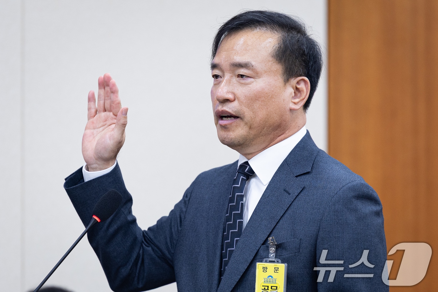 김종철 방송미디어통신위원회 위원장 후보자가 16일 서울 여의도 국회에서 열린 인사청문회에 출석해 선서하고 있다. 2025.12.16/뉴스1 ⓒ News1 유승관 기자