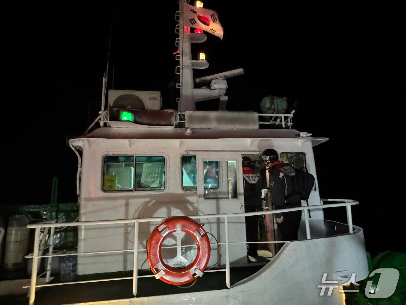 여수해경이 지난 15일 만취상태로 예인선을 운항한 선박에 대한 단속을 진행하고 있다. (여수해경 제공. 재판매 및 DB금지)