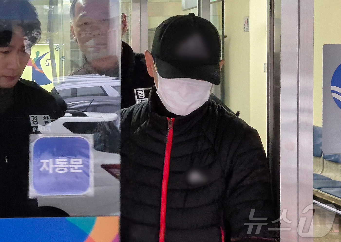 자고 있는 태국인 아내 얼굴에 끓는 물을 부어 화상을 입힌 혐의를 받는 40대 남성 A 씨가 16일 경기도 의정부지법에서 구속 전 피의자 심문(영장실질심사)을 마치고 나서고 있다. 2025.12.16/뉴스1 ⓒ News1 양희문 기자