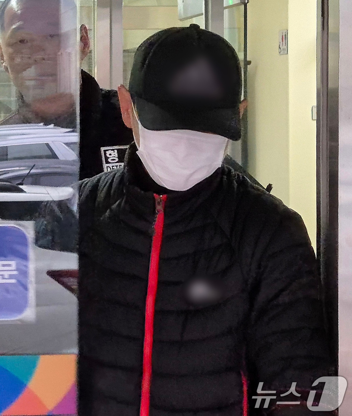 자고 있는 태국인 아내 얼굴에 끓는 물을 부어 화상을 입힌 혐의를 받는 40대 남성 A 씨가 16일 경기도 의정부지법에서 구속 전 피의자 심문(영장실질심사)을 마치고 나서고 있다. 2025.12.16/뉴스1 ⓒ News1 양희문 기자