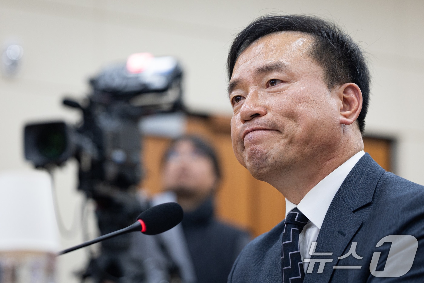 김종철 방송미디어통신위원회 위원장 후보자가 16일 서울 여의도 국회에서 열린 인사청문회에서 의원 질의를 들으며 굳은 표정을 짓고 있다. 2025.12.16/뉴스1 ⓒ News1 유승관 기자