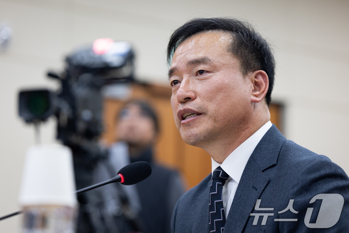 김종철 방송미디어통신위원회 위원장 후보자가 16일 서울 여의도 국회에서 열린 인사청문회에서 의원 질의에 답하고 있다. 2025.12.16/뉴스1 ⓒ News1 유승관 기자