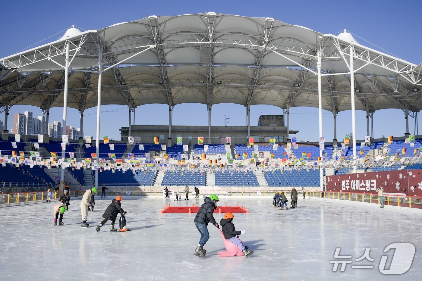 원주 야외 아이스링크장.(원주시설관리공단 제공, 재판매 및 DB금지)