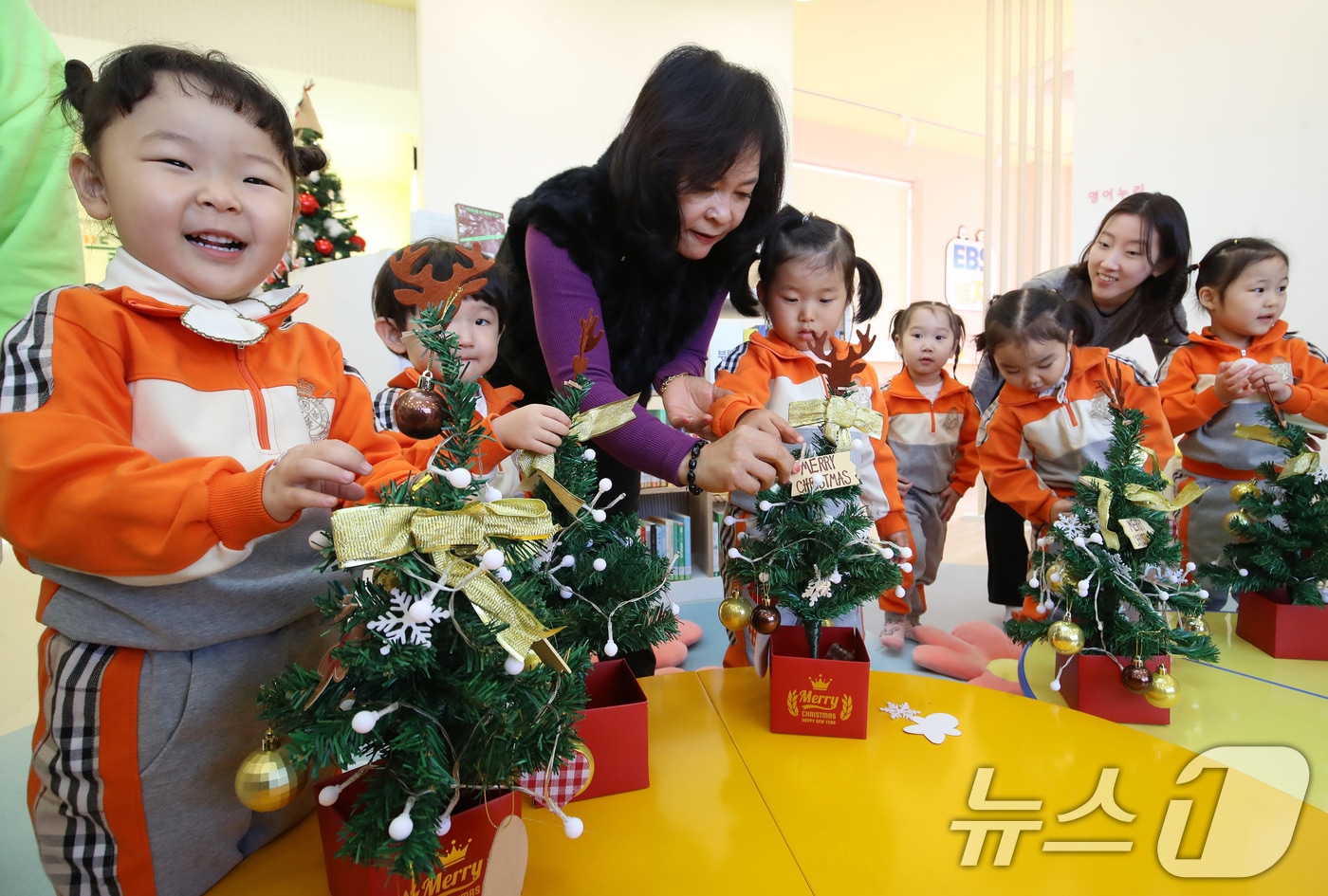 크리스마스를 앞둔 16일 부산 북구 시랑골 아이누리 작은도서관 들락날락에서 효림어린이집 원생들이 미니 크리스마스 트리를 만들고 있다. 이곳에서는 오는 31일까지 어린이들을 위한 특별 크리스마 체험행사가 운영된다. 2025.12.16/뉴스1 ⓒ News1 윤일지 기자