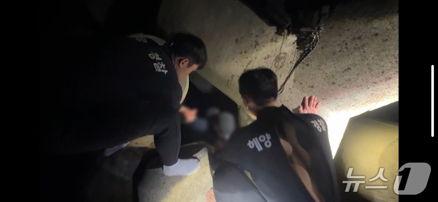 지난 15일 밤 밤낚시를 하다 강원 삼척 궁촌항 테트라포드 사이에 빠진 20대 관광객을 구조하는 해경 특공대.(동해해경청 제공, 재판매 및 DB 금지) 2025.12.16/뉴스1