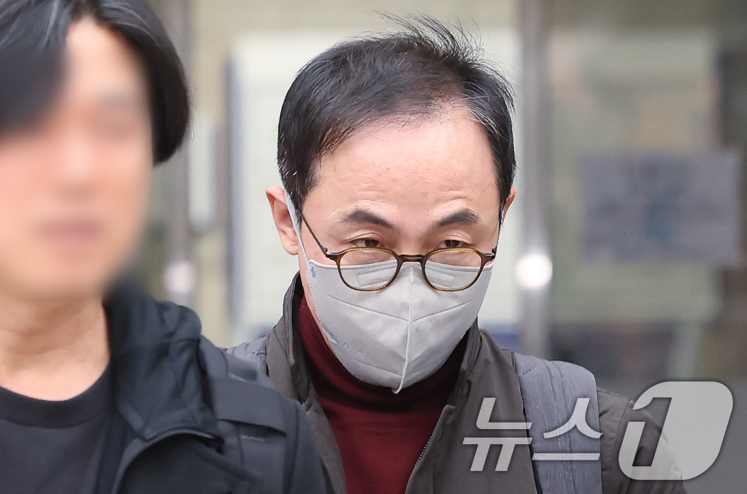 '대통령 관저 용산 이전 특혜' 의혹 관련 이전 공사 업무를 총괄했던 김오진 전 국토교통부 1차관이 16일 서울 서초구 중앙지법에서 열린 구속 전 피의자 심문(영장실질심사)를 마친 뒤 호송차로 이동하고 있다. 2025.12.16/뉴스1 ⓒ News1 장수영 기자