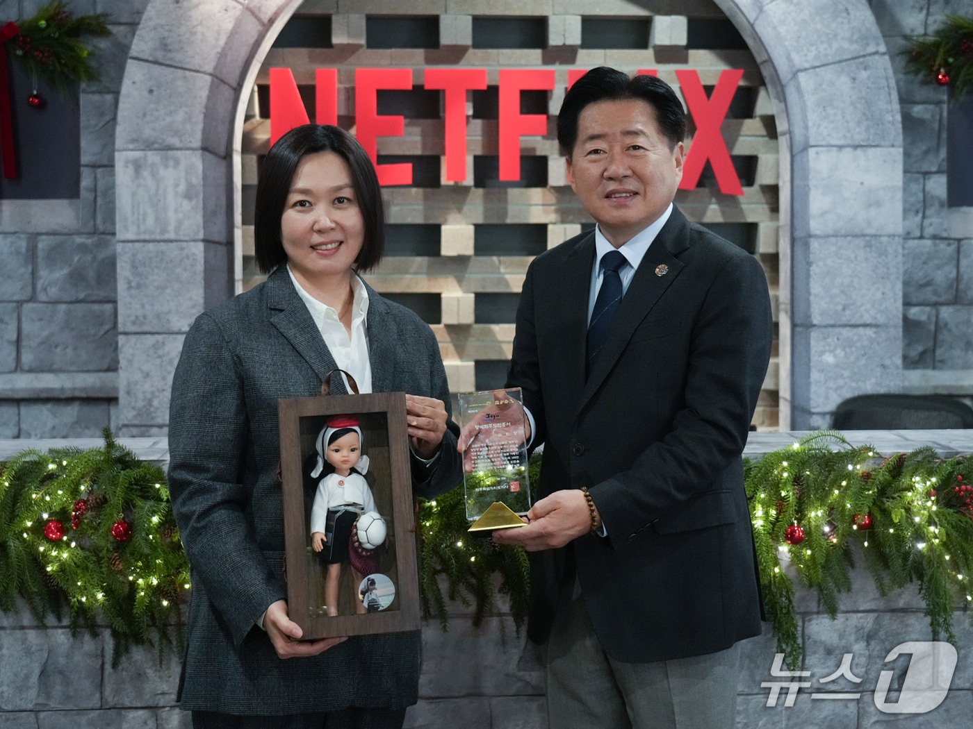 넷플릭스서비시스 코리아 김민영 VP와 오영훈 제주도지사(제주도 제공. 재판매 및 DB금지)/뉴스1